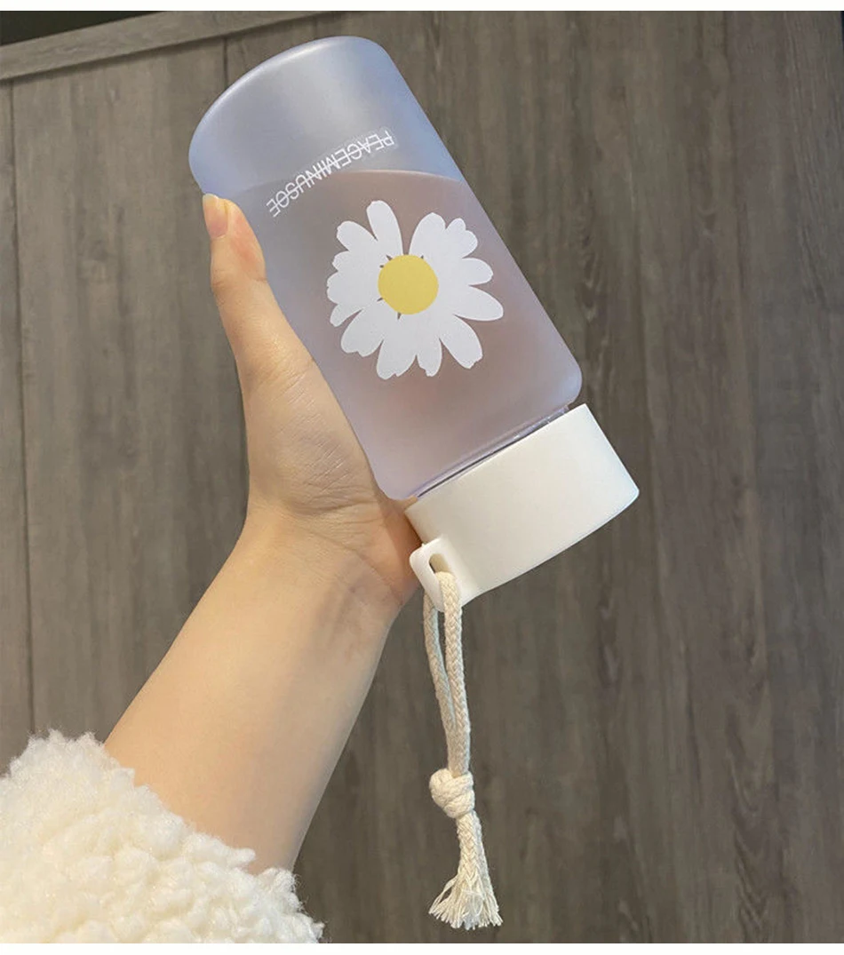 

Mini Small Daisy Plastic Cup Women Adult Student Gift Water Bottles For Drinking Outdoor Fashion Little Daisy Plastic Bottle