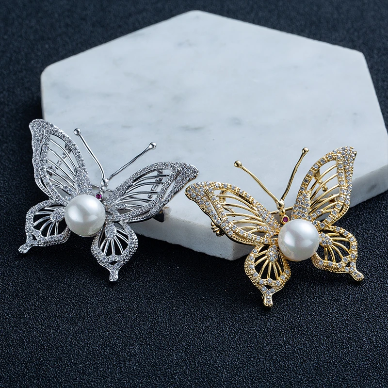 Женская брошь в форме бабочки Karopel Серебряного и золотого цвета с фианитом