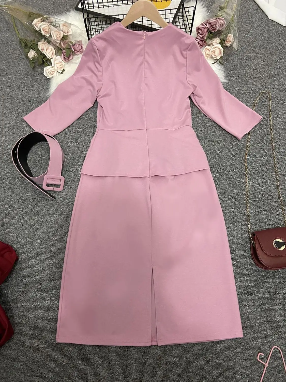 Женское платье карандаш средней длины офисное с высокой талией и поясом в