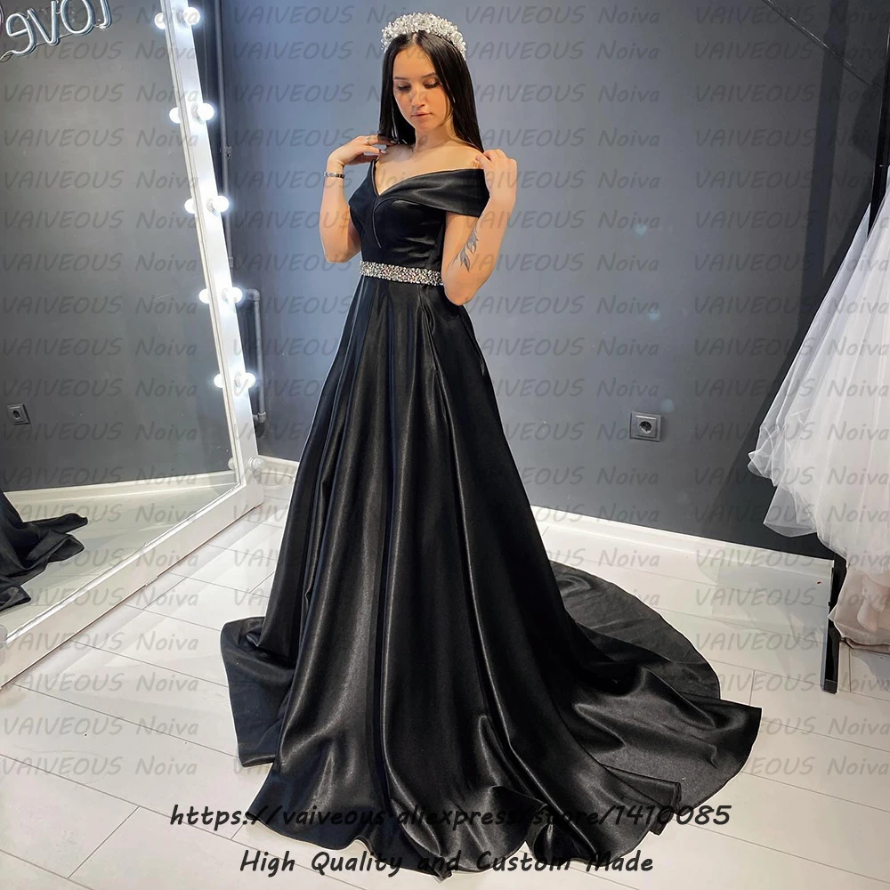 Женское вечернее платье черное с открытыми плечами и V образным вырезом темно
