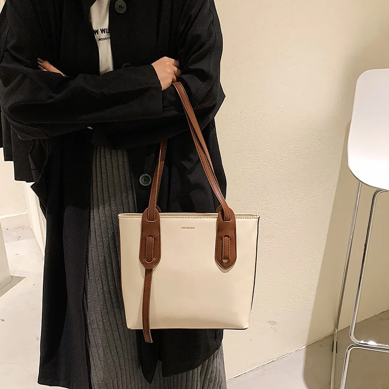 

Вместительная контрастная женская сумка в стиле ретро, новинка 2021, модная Простая Сумка-тоут, универсальная сумка на одно плечо, сумка для п...