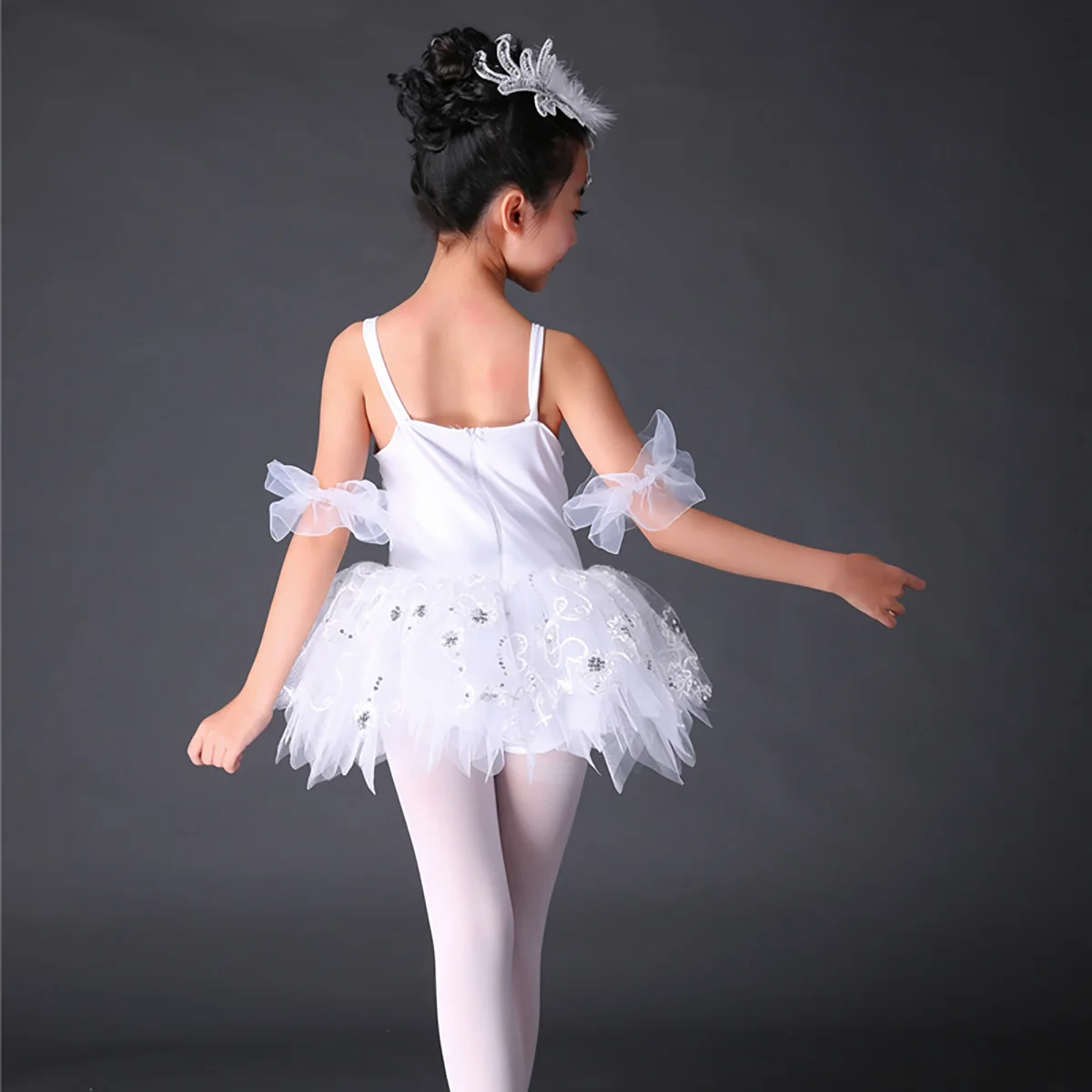 Детское балетное платье-пачка с блестками и перьями на тонких бретельках Детские