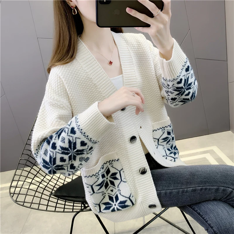 

Room 210424, row 3, No. 6 middle] real shot V-neck diamond flower color contrast pocket knitted cardigan 55