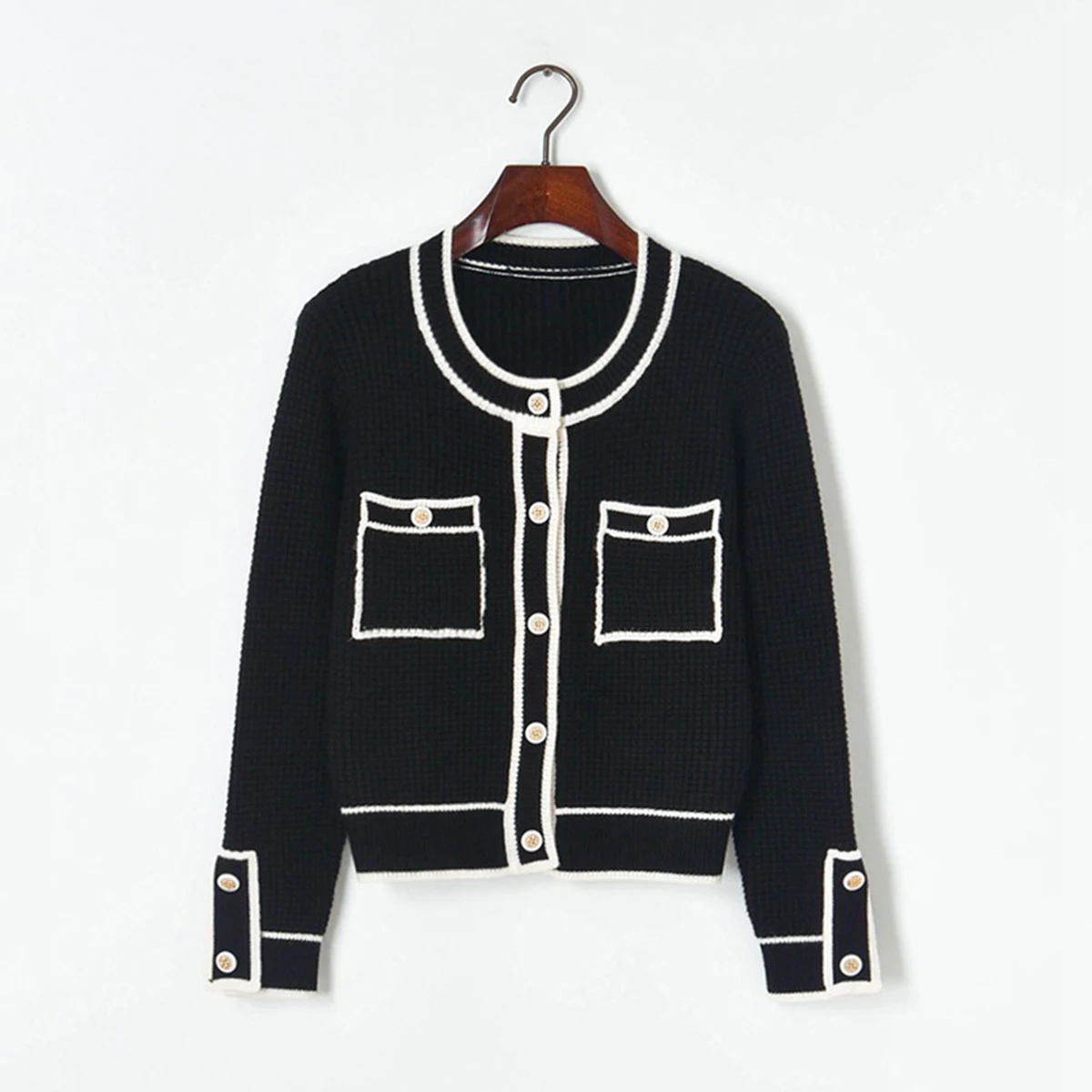 

Женский однобортный трикотажный свитер с круглым вырезом