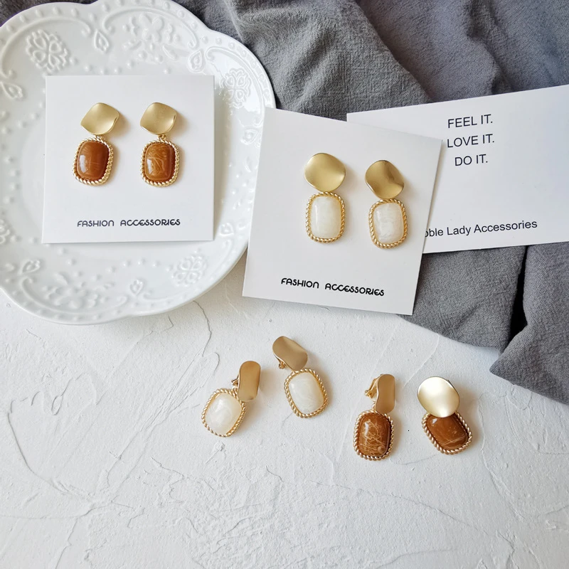 Женские клипсы серьги-гвоздики без пирсинга полимерные с подвесками кубические