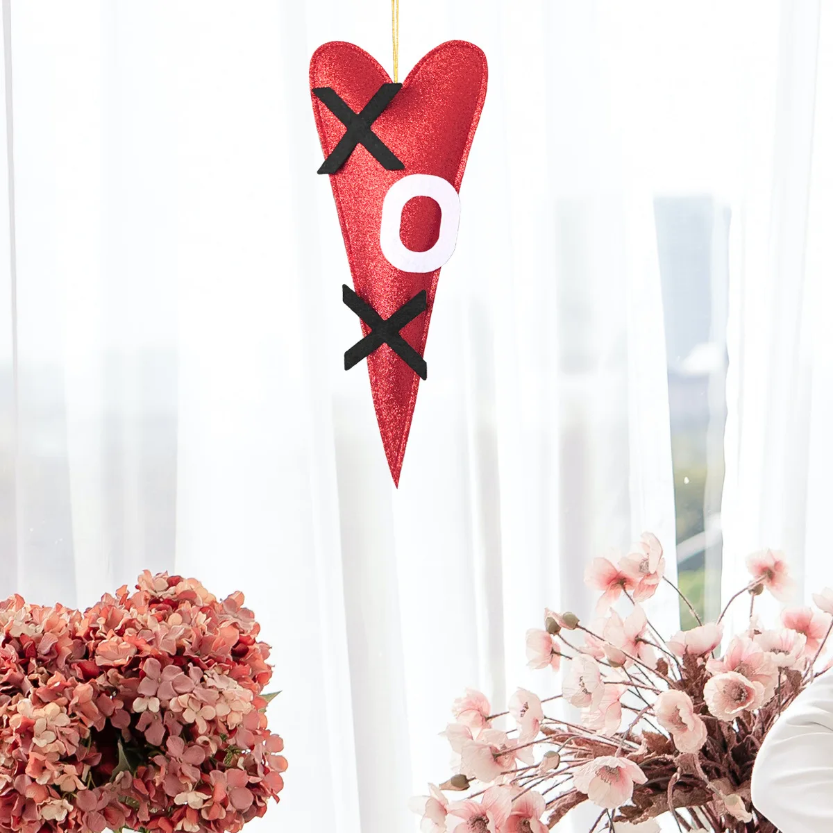 

Фотореквизит в виде романтического сердца