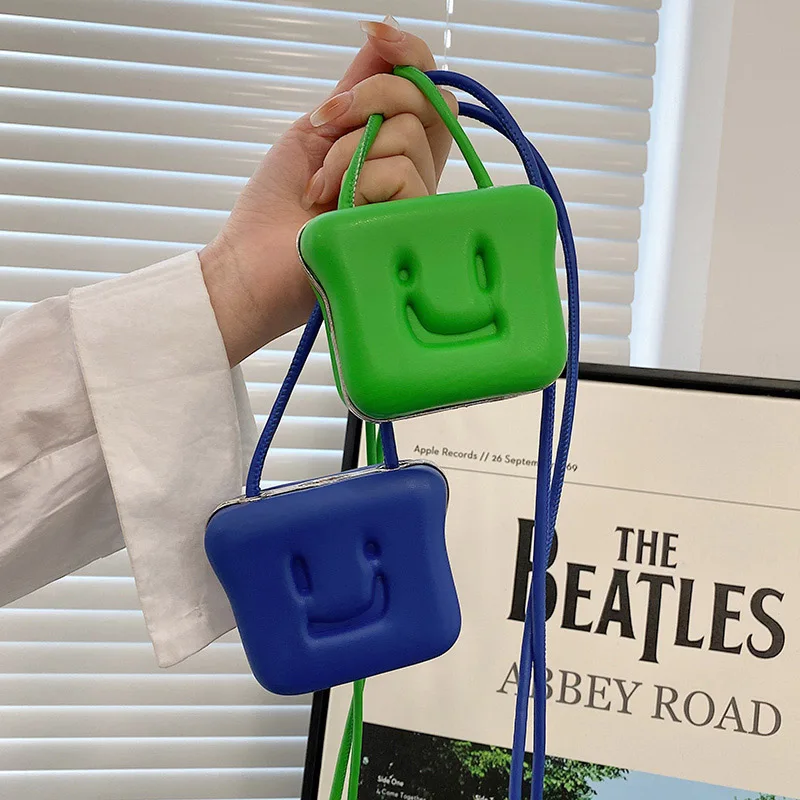 

Женская сумка-почтальонка с лямкой на шее, с принтом в виде помады