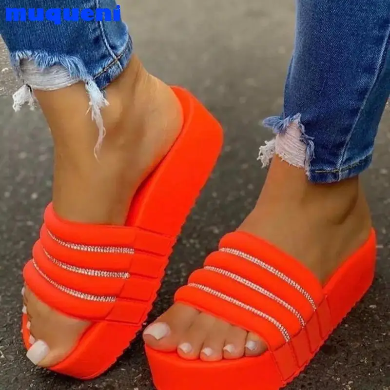 Женские шлепанцы со стразами летние сандалии на платформе пляжные модные