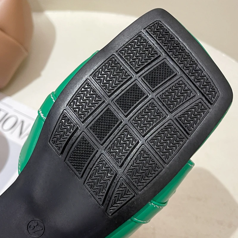 

Lart.bv Outdoor women's slippers New summer sandals in 2021 fashion Big chain Flat bottom grace European style Open toe shoes