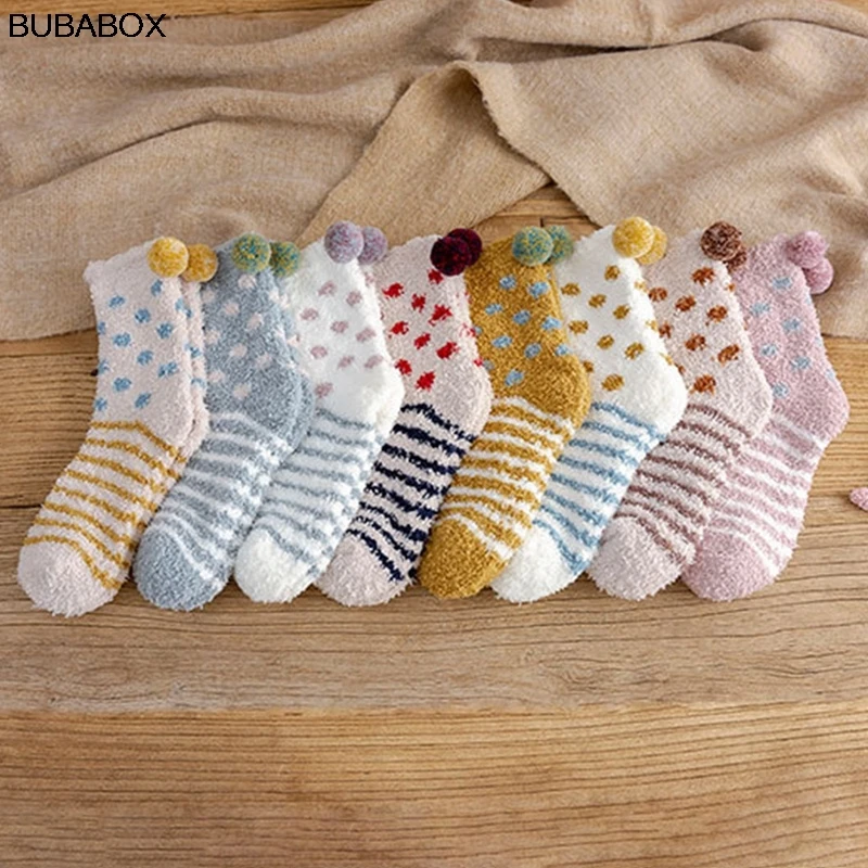 

Зимние теплые носки из кораллового флиса в полоску с мячиками для женщин, шерстяные носки для сна для девочек, носки для дома, толстые носки