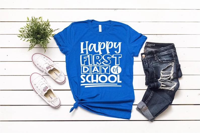 

Футболка с надписью «Happy First Day Of School», футболка для учителя, футболка для первого дня школы, футболка с надписью «Back To School», O512