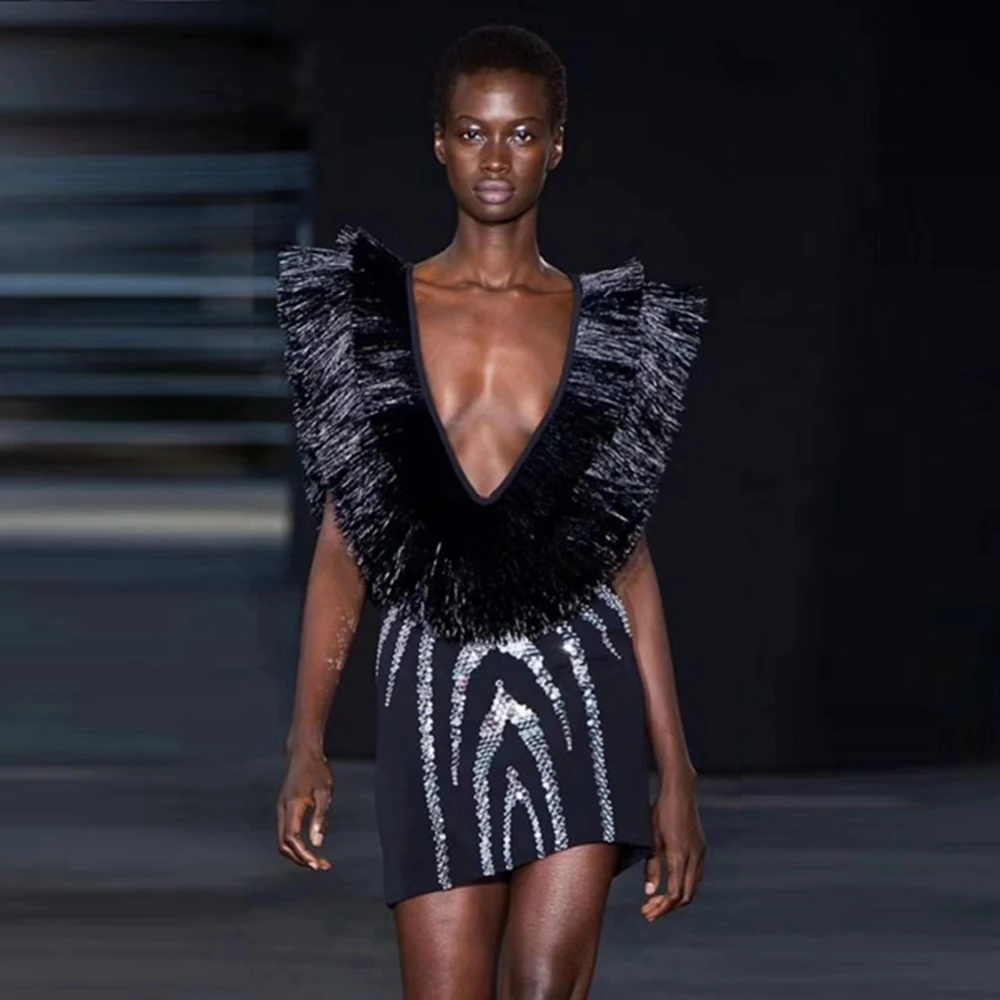 Женское платье с кисточками черное облегающее v-образным вырезом и коротким