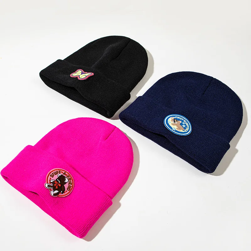 Новинка Осень-зима 2021 модная трендовая трикотажная шапка с милым медведем и