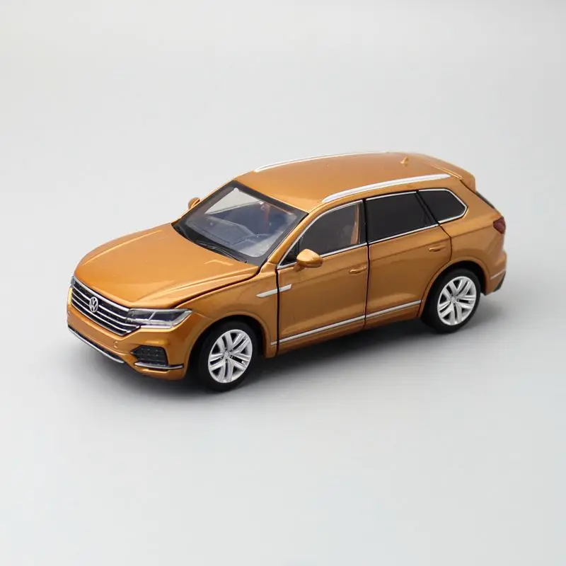

Модель автомобиля Volkswagen Touareg SUV в масштабе 1:32, литая под давлением, со звуком и подсветкой, открывающаяся образовательная Коллекционная игру...