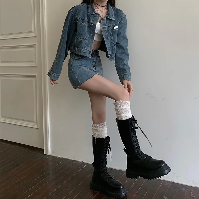 Женская короткая джинсовая куртка с высокой талией |