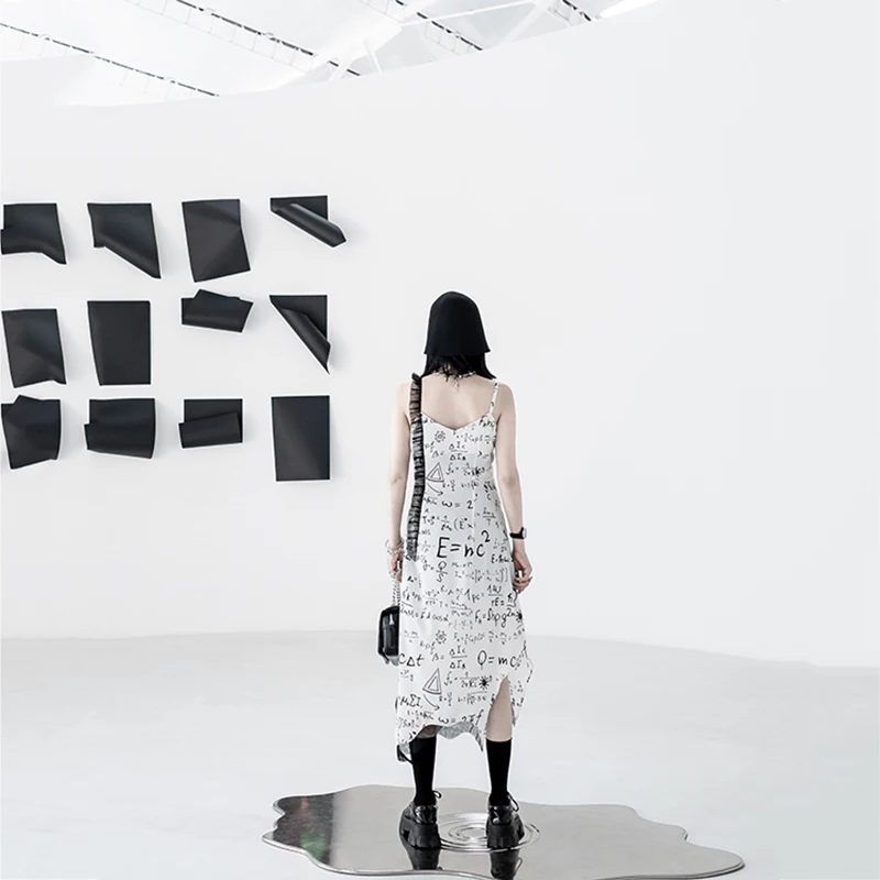 

[EAM] Women Black Spliced Letter Print Mesh Casual Dress New V-Neck Sleeveless Loose Fit Fashion Tide Spring Summer 2021 1DD7545