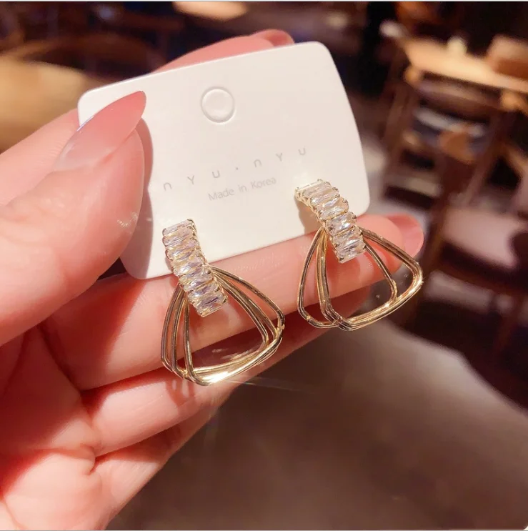 

The new ladies noble temperament earrings, high-end zircon inlaid earrings, triangle earrings, fashionable wild earrings