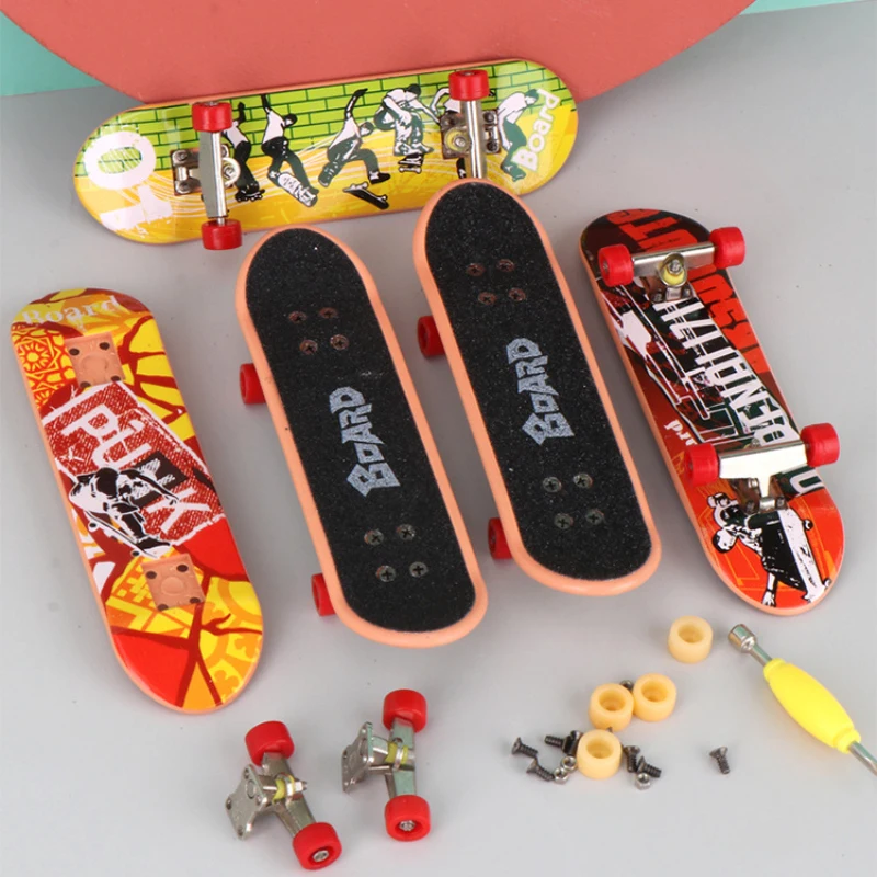 

1 Set 4 Colors Wooden Fingerboard Skateboard With Box Children Deck Sport Game Gift Maple Novelty Finger Toy For Children Boys