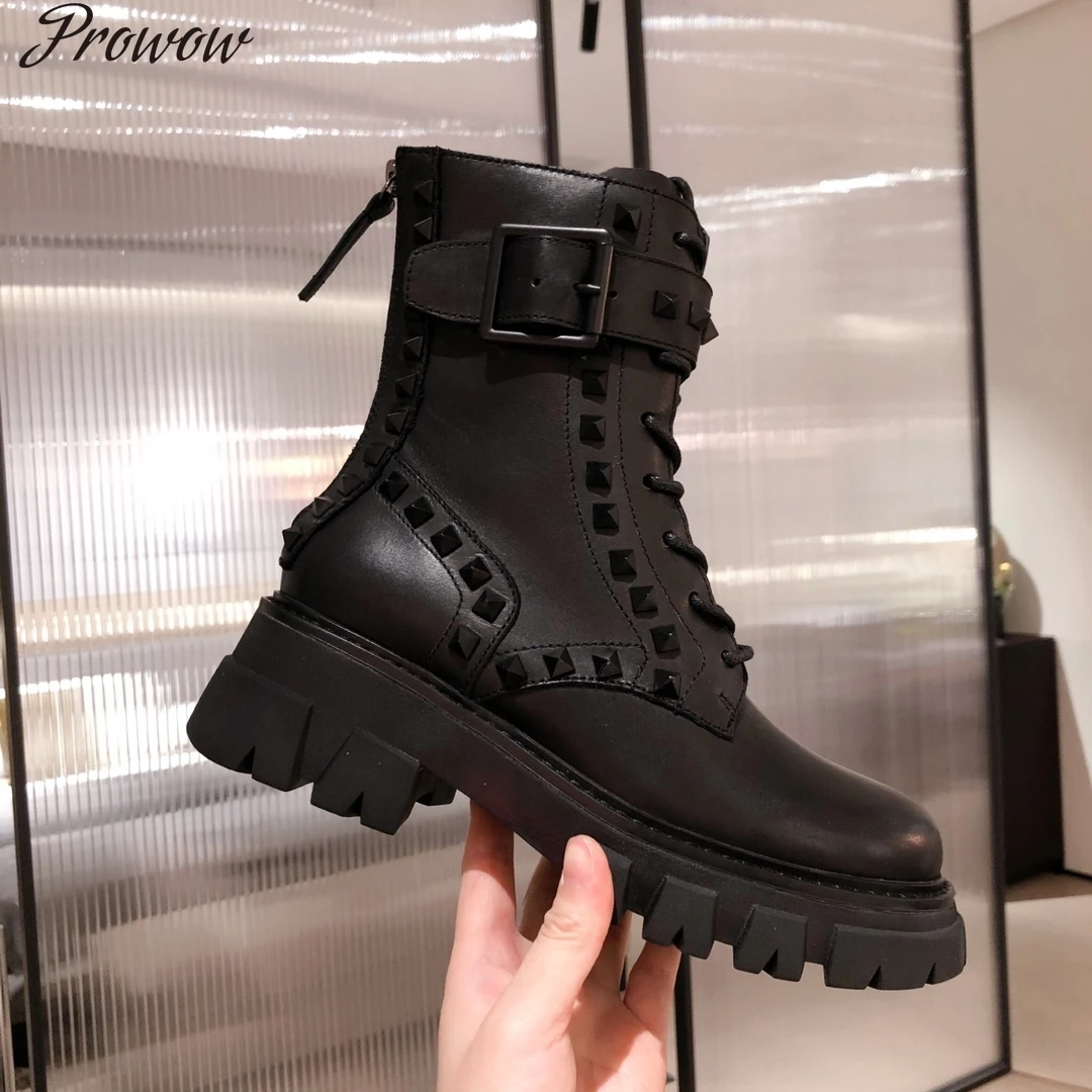 

Женские ботинки со шнуровкой и заклепками, из натуральной кожи