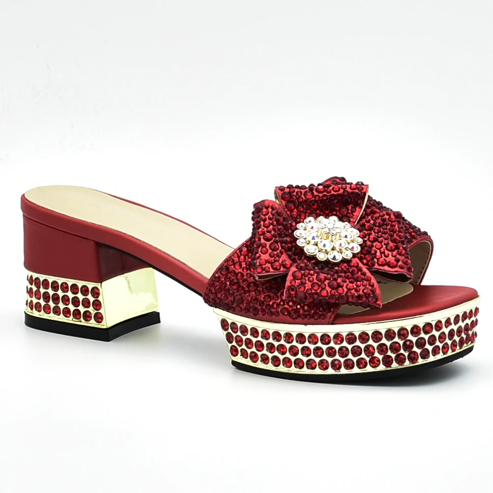 Женские туфли на высоком каблуке в итальянском стиле украшенные стразами