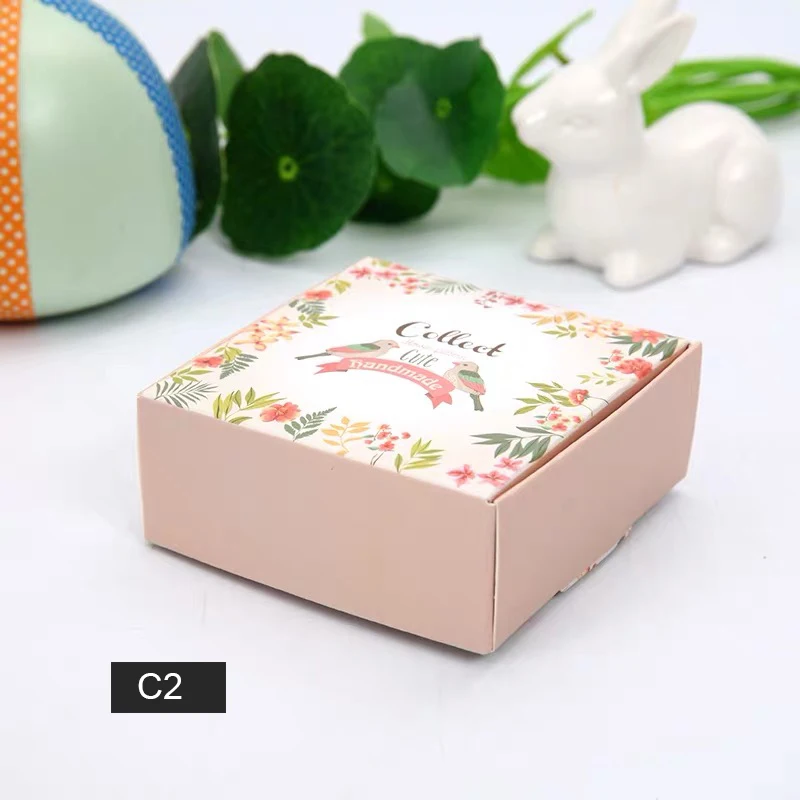 

Квадратные подарочные коробки из крафт-бумаги с цветами