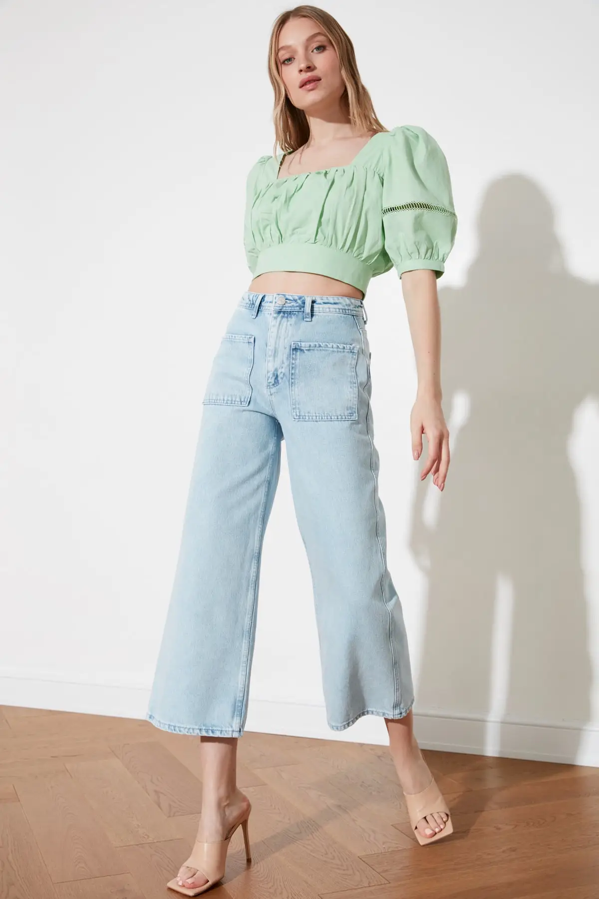 

Trendyol Pocket Detail High Waist Culotte Jeans TWOSS21JE0486