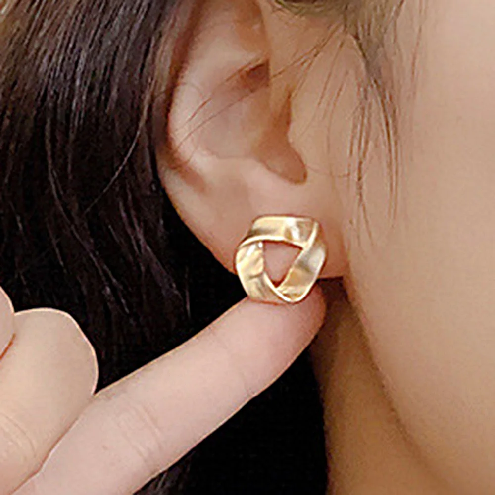 

Small Stud Earrings for Women Girls 2021 New Korean Fashion Mobius Loop Shape Earing Piercing Ear Cuffs Friendship Jewelry Gifts