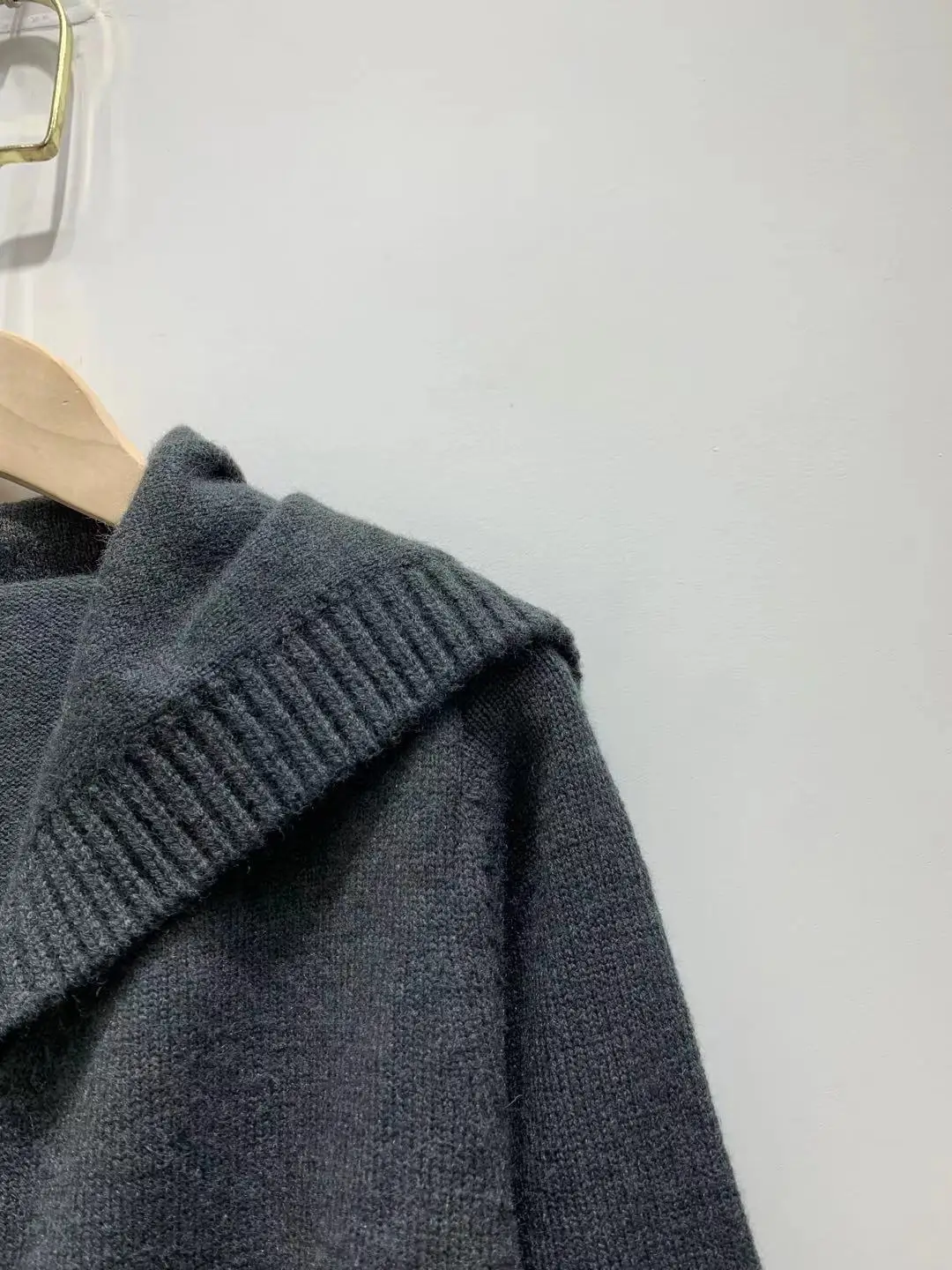 Женское Трикотажное короткое платье серое однобортное с отложным воротником