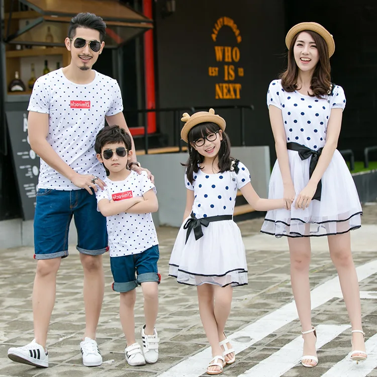 Одинаковые комплекты для семьи сетчатые платья мамы и дочки футболки сына папы в