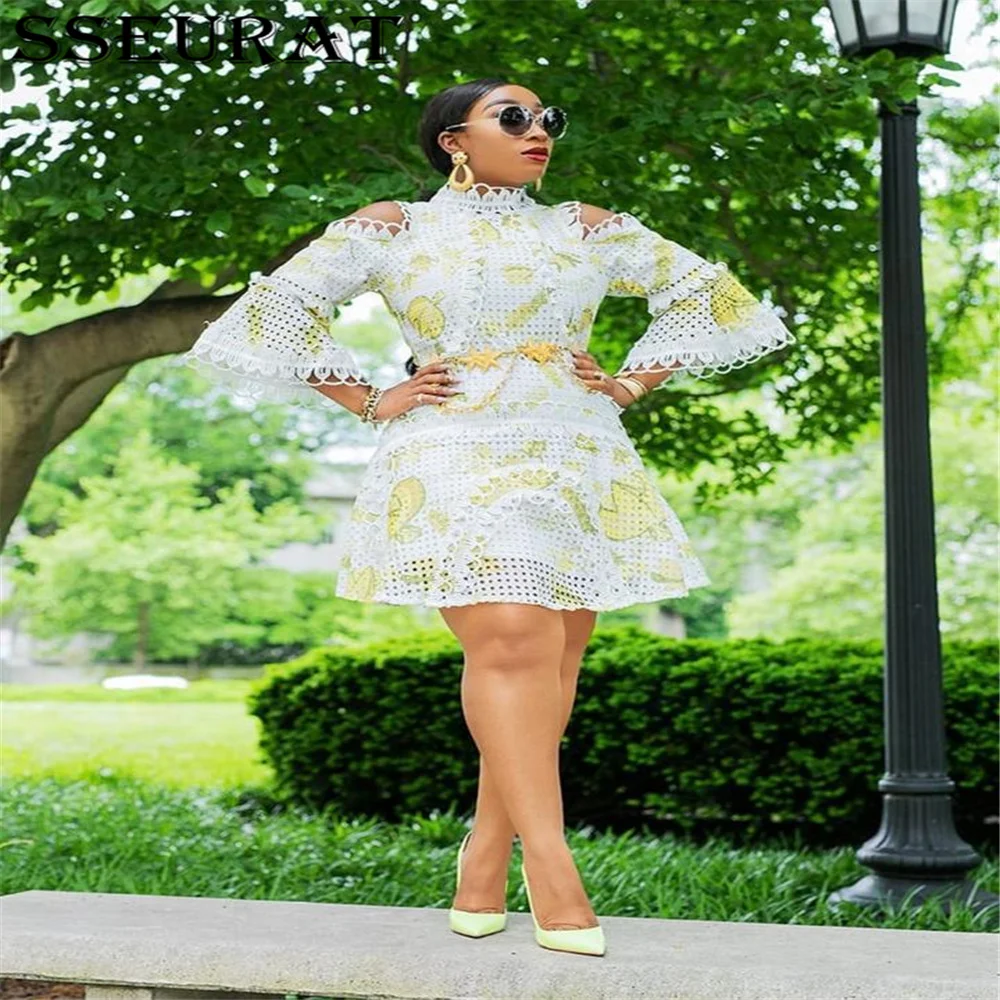 

Женское мини-платье с открытыми плечами и кружевом, на осень