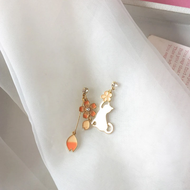 Индивидуальные асимметричные серьги-гвоздики из серебра S925 пробы в виде цветка с