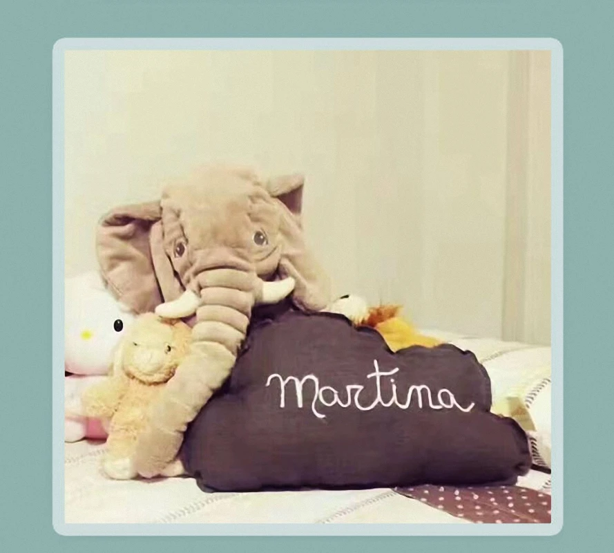 Слон плюшевая игрушка обнимает спящую куклу чтобы успокоить ребенка