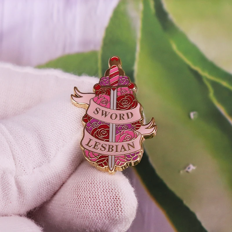 Блестящая золотая брошь с эмалью в виде лесбийского меча