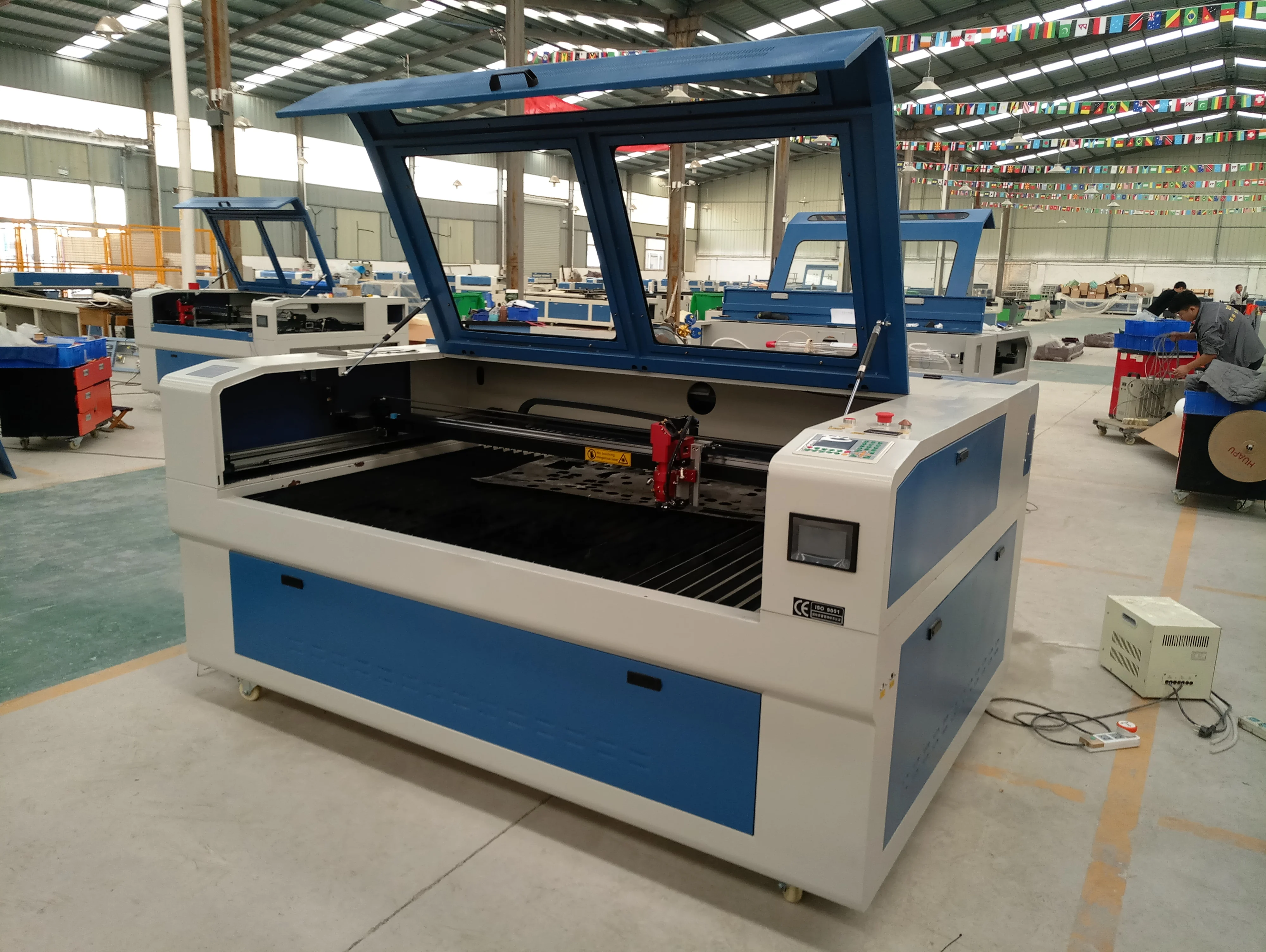 Хороший производитель CO2 лазерный резак с металлами лазерная режущая машина для