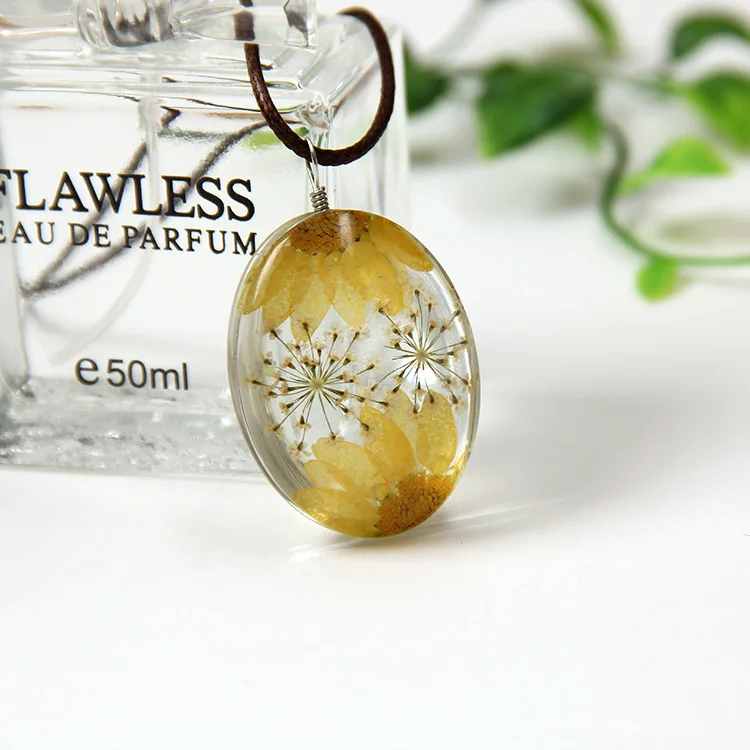 Подвеска из натурального белого хрустального камня разноцветная фотография