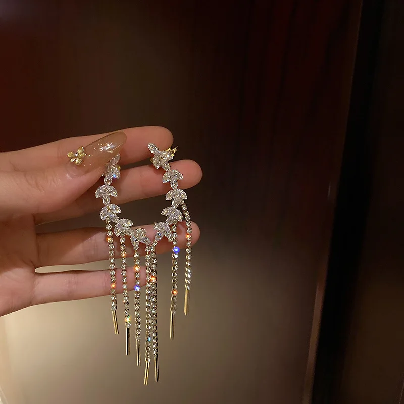 

Unique Design Transparent Crystal Circle Clip Earrings for Women Ladies Full Shinning Rhinestone Long Tassel Earrings Oorbellen
