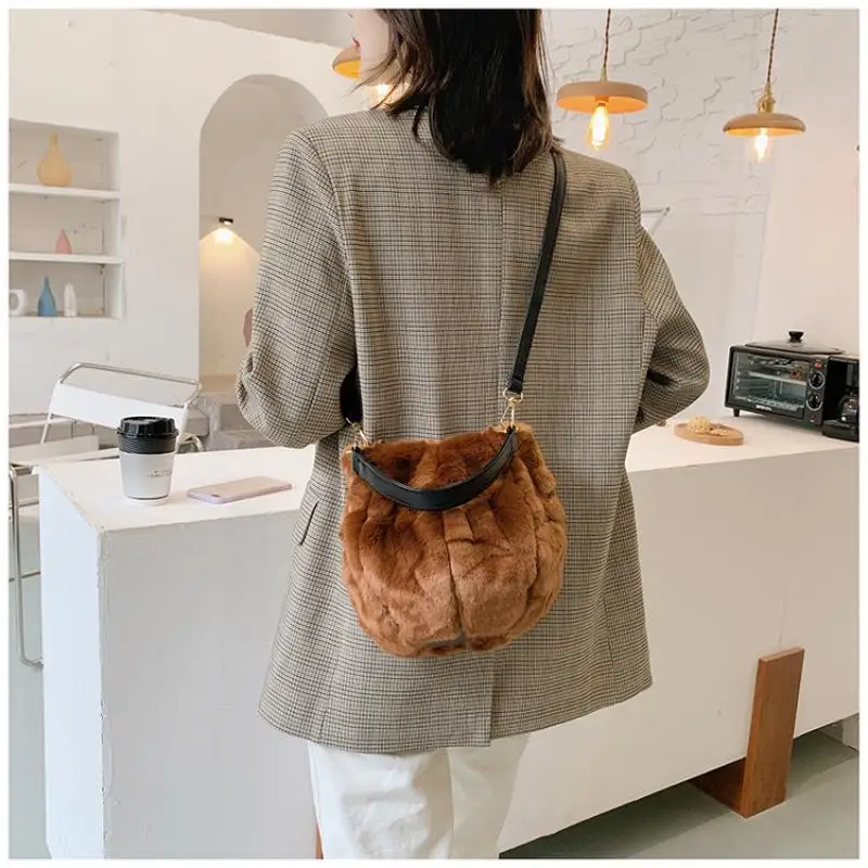 YYW Vintage Shoulder Bag Women Fashion Faux Fur Bucket Bag Handbag Ladies Drawstring Chain Shoulder Crossbody Bags Purses