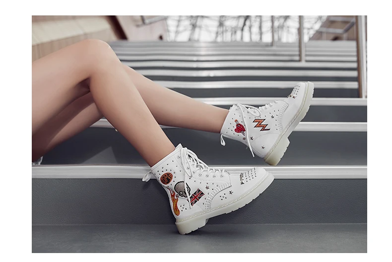 Autumn Winter Skull Rivet Women Ankle Boots White Genuine Leather Woman Boots Round Toe Lace Up Shoes Motorcycle Female Footwear