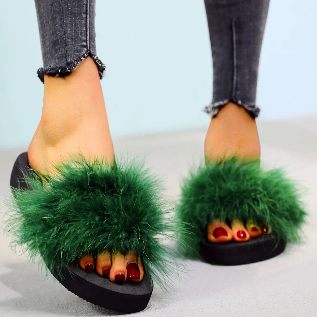 Модные пушистые тапочки женские пляжные на среднем каблуке слипоны с открытым