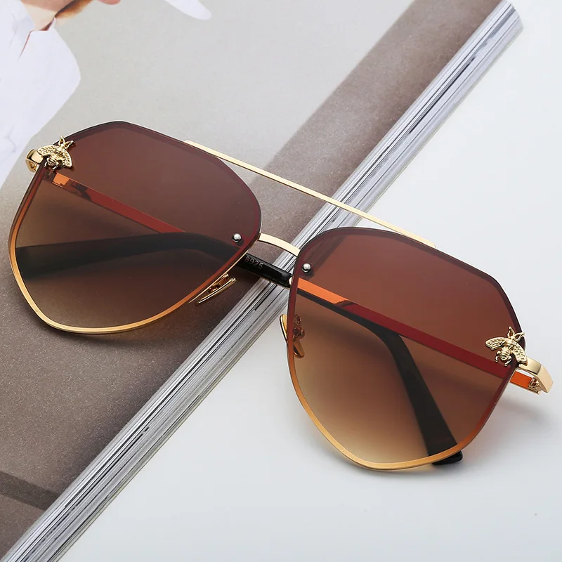 

Brand Design 2021 Fashion Women Small Bee Sunglasses Colourful Rivet Glasses Female Male Outdoor Traveling Eyeglasses UV400