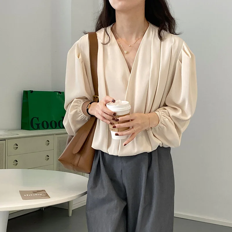 

Женская рубашка с V-образным вырезом, черно-белая шелковая рубашка с V-образным вырезом, дизайнерский пуловер, осень 2021