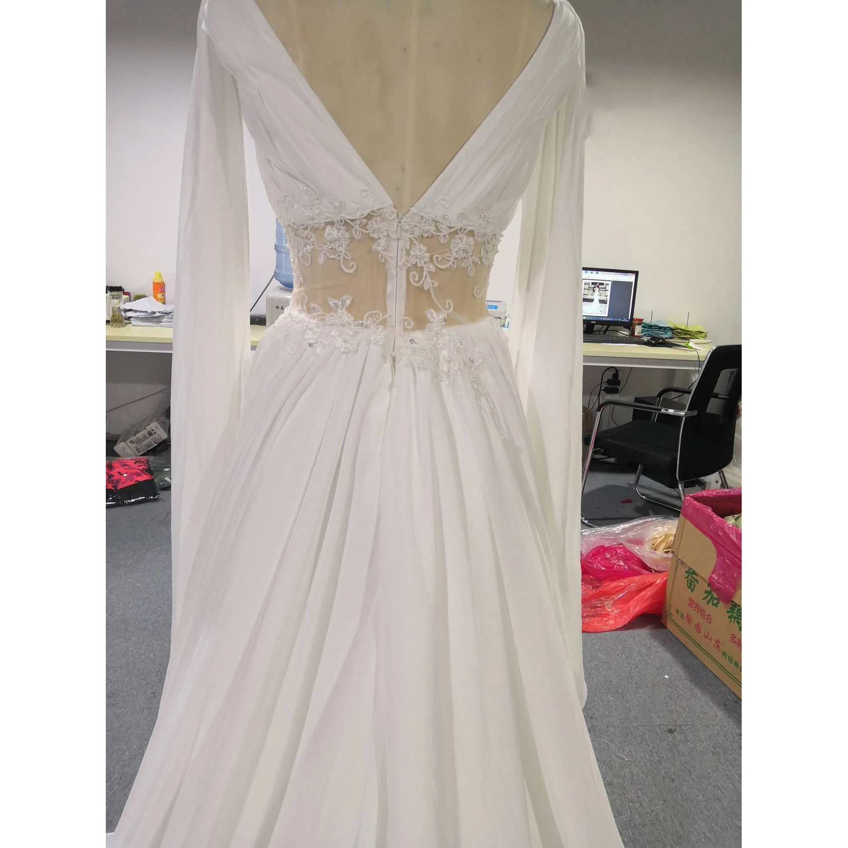 2021 Boho Beach Wedding Dresses A Line V Neck Sleeveless Sweep Train Bridal Gowns Applique Chiffon Backless Plus Size