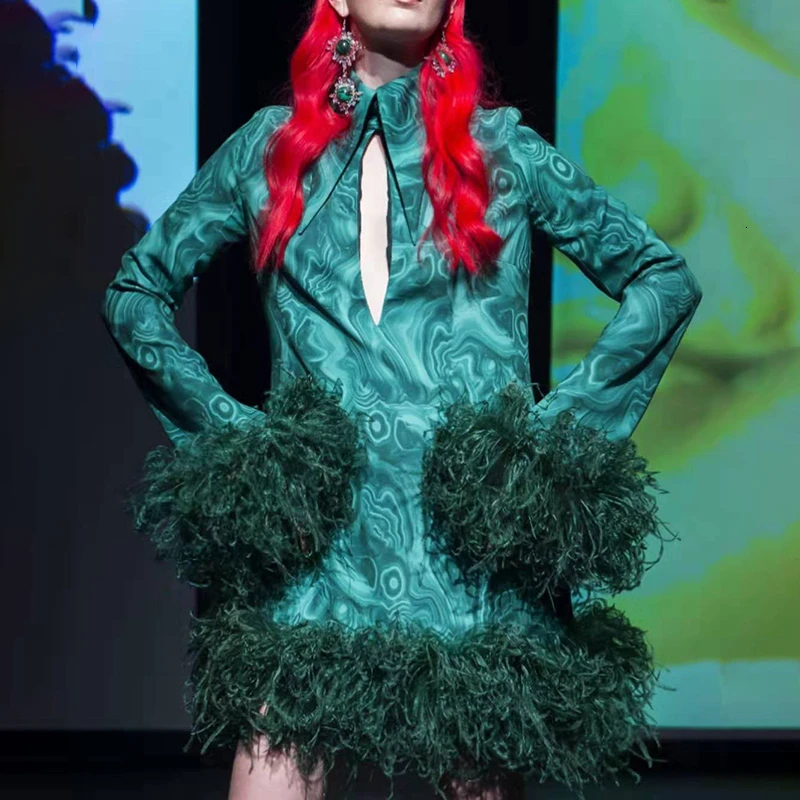 Женское платье с перьями TWOTWINSTYLE Осеннее мини отложным воротником длинными