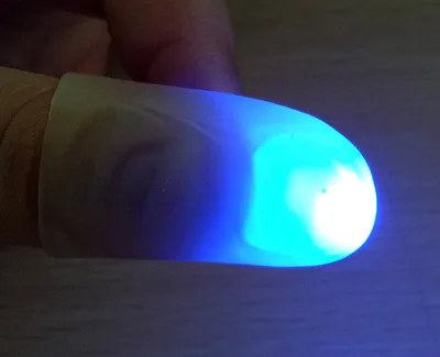 BLUE 2 шт., волшебные трюки, новинка, светодиодный светильник, мигающие пальцы, магический трюк, реквизит для детей, Удивительные фантастические светящиеся игрушки, светящиеся подарки - Цвет: BLUE