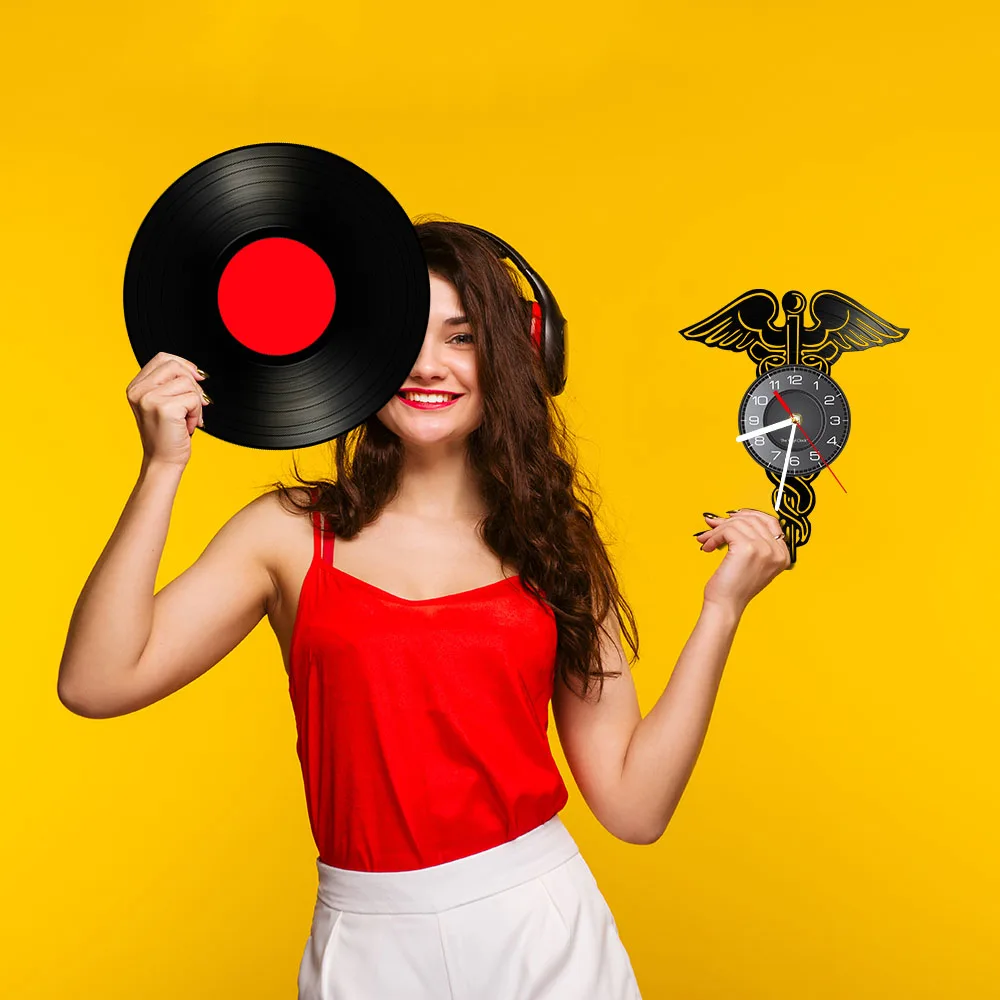 Часы настенные виниловые с изображением крыльев змеи и пластинки в медицинской