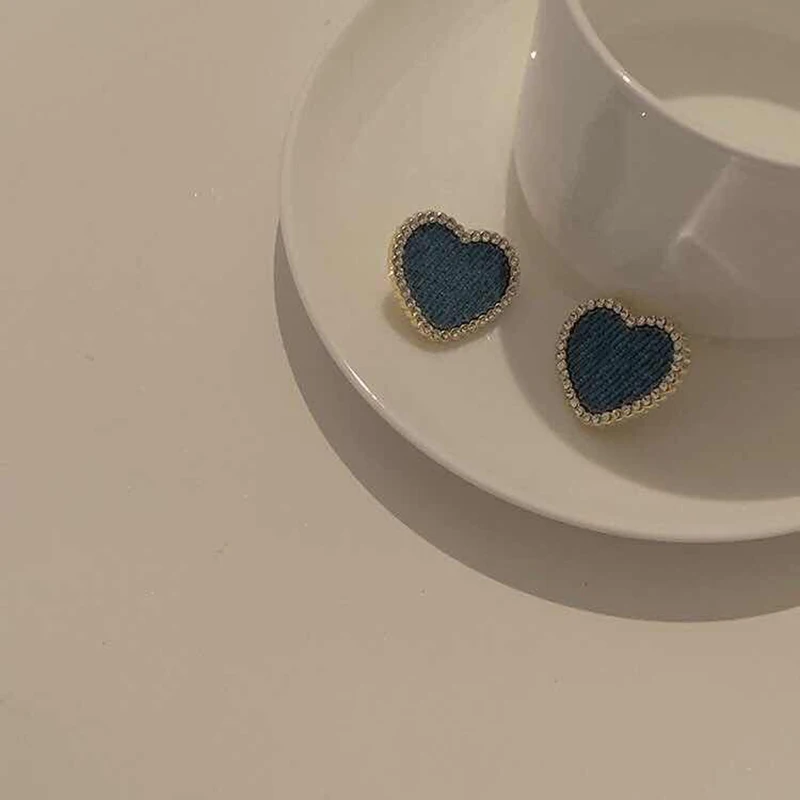 

2020 New Korean Fabric Blue Heart Stud Earring For Women Classic Simple Shiny Rhinestone Fashion Wedding Party Jewelry Oorbellen