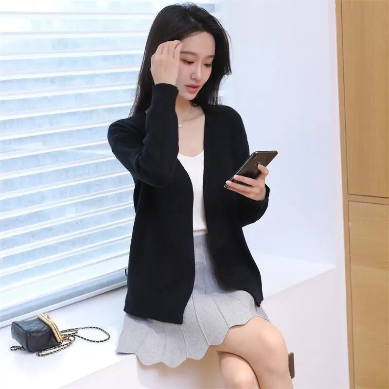 

Женский кардиган с длинным рукавом, V-образным вырезом и пуговицами