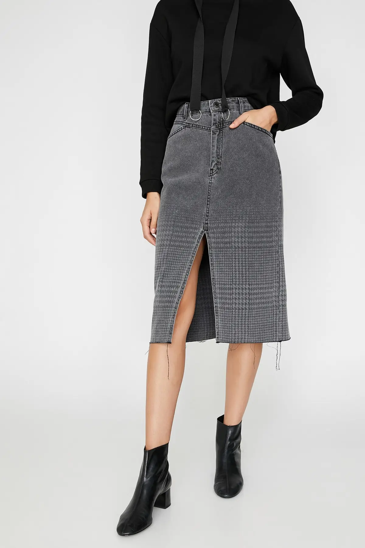 

Женская джинсовая юбка с серым узором