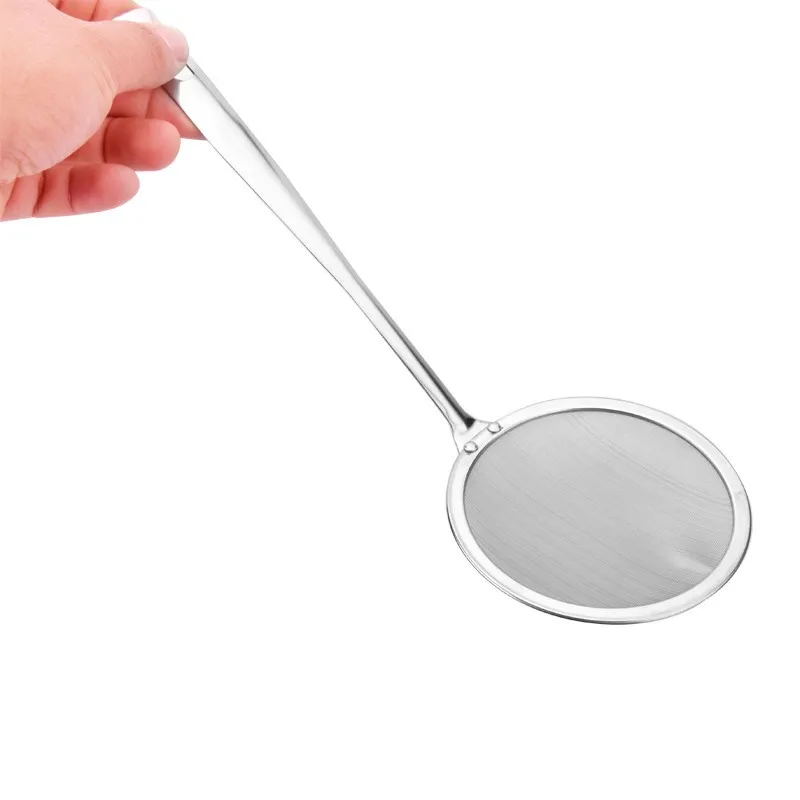 Кухонные приспособления: ковш с фильтром из нержавеющей стали с тонкой сеткой для сливания масла из жареной пищи.