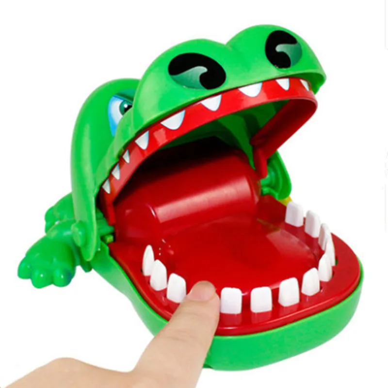 Крокодиловый кусающий палец большой рот экстракция зубов крокодиловый зуб рук